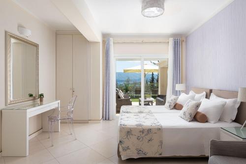 伊斯米亚Villa Fantasia Isthmia的一间卧室设有一张床和一个大窗户