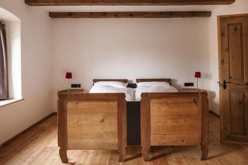 MadonnaJosephus - Domicilium II的一间卧室配有一张带两个木制橱柜的床