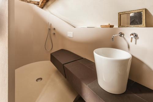 MadonnaJosephus Domicilium iv的浴室配有白色水槽和卫生间。