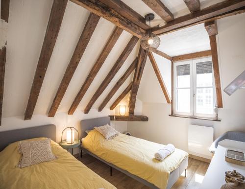 特鲁瓦Le Rooftop - vue Cathédrale - Climatisation的木梁客房的两张床