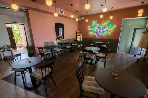 萨格勒布Lemon Market rooms的餐厅设有桌椅和色彩缤纷的墙壁