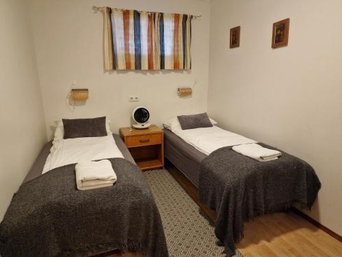 雷克霍特胡西德旅馆的带窗户的客房内设有两张单人床。