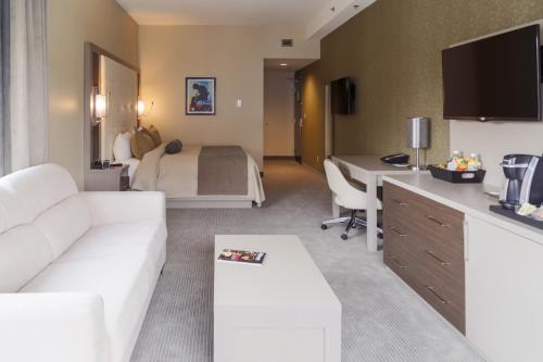 圣约翰斯JAG精品酒店的客厅配有沙发和书桌。