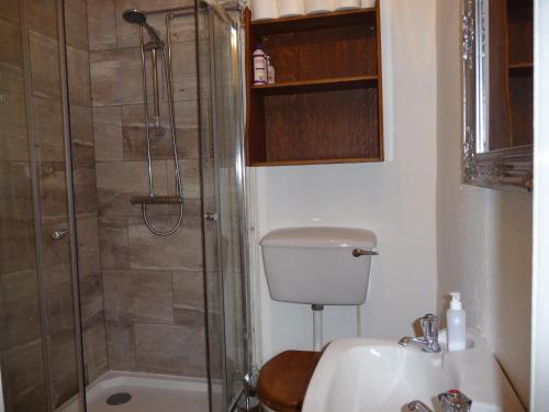 阿伯劳尔Aberlour Cottages - Bolthole & Retreat的带淋浴、卫生间和盥洗盆的浴室