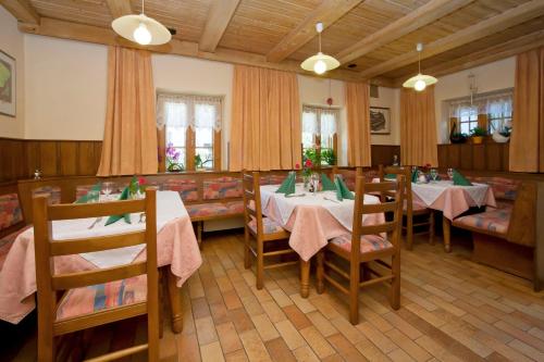 沃尔特湖畔韦尔登福尔茨图博旅馆的餐厅内带桌椅的用餐室