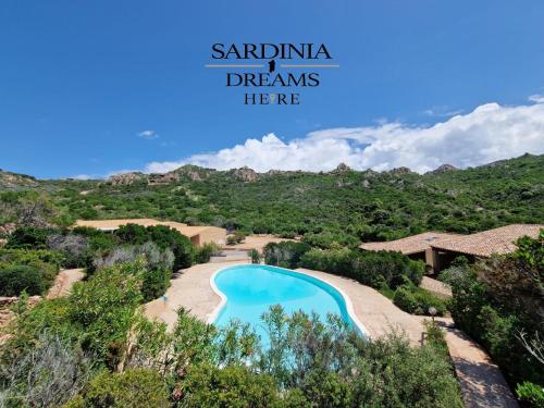 帕拉迪索海岸Villa Flavia con piscina的享有度假村游泳池的景致