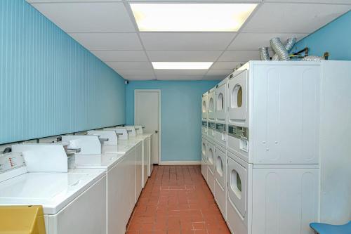 默特尔比奇Sand Dunes 2740的浴室配有白色洗衣机和蓝色的墙壁。