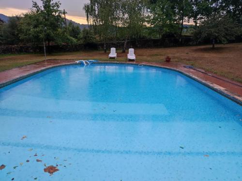 阿穆里奥casa rural usko的庭院里一个带两把椅子的大型蓝色游泳池