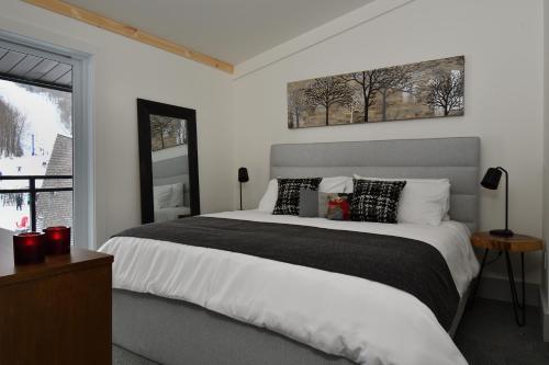 MansonvilleDestination Owl's Head - Mtn Haus的一间卧室设有一张大床和一个窗户。