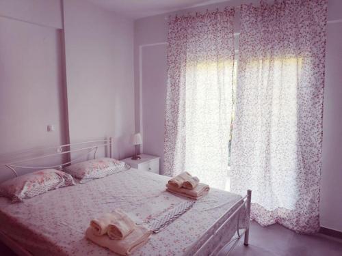 尼亚米卡尼奥纳Melistalia apartment 2的一间卧室配有一张床,上面有两条毛巾
