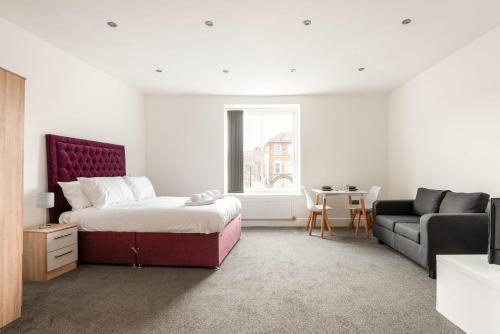 唐克斯特Contemporary Budget Studio in Central Doncaster的一间卧室配有一张床和一张沙发