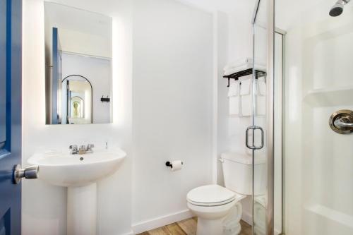 Cherry GroveGrove Hotel的白色的浴室设有水槽和卫生间。