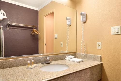 安德森戴斯酒店的一间浴室