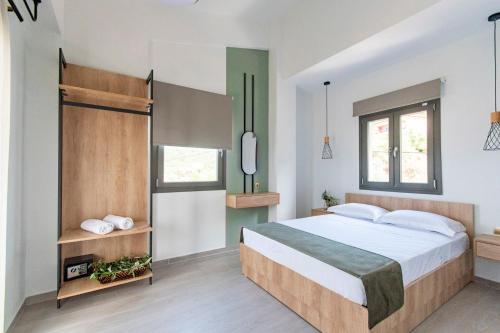 斯卡拉伯塔麦斯Green Hill Thassos的一间卧室设有一张大床和两个窗户。