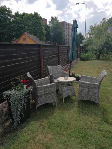 阿尼克什奇艾SKA Anykščiai的庭院配有桌椅和遮阳伞。
