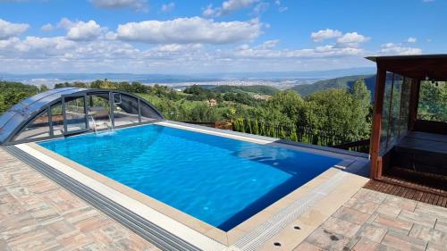 乌罗舍瓦茨Villa Ozoni - Jezerc的山景游泳池
