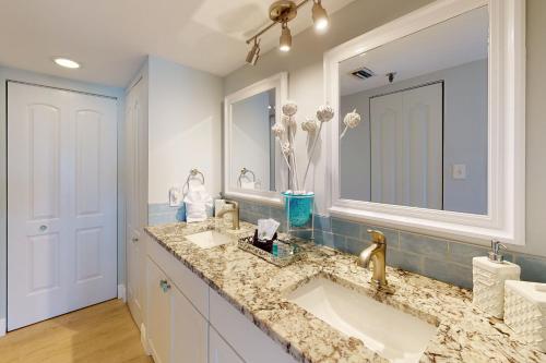圣徒皮特海滩Arie Dam 102的一间带两个盥洗盆和大镜子的浴室
