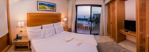 赫尔格达Sky View Suites Hotel的酒店客房设有一张床和一个阳台。