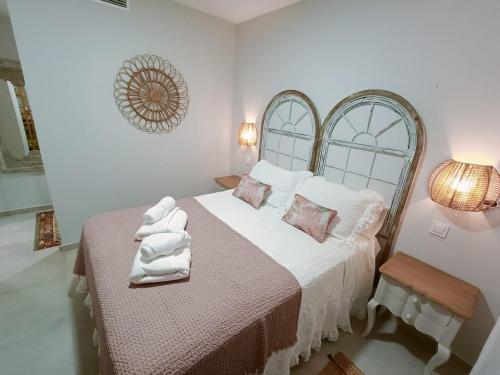 卡内拉岛Malvagon Isla Canela los flamencos的卧室配有一张带白色床单和粉红色枕头的大床。