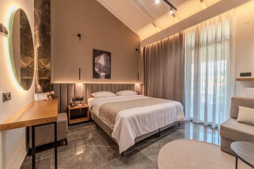 锡季罗卡斯特龙阿格楠希欧温泉酒店的一间卧室配有一张床、一张桌子和一张沙发