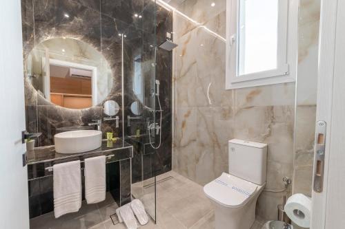 锡季罗卡斯特龙阿格楠希欧温泉酒店的一间带卫生间、水槽和镜子的浴室