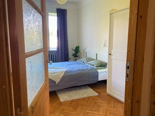 里加Teika的一间卧室设有床、窗户和门