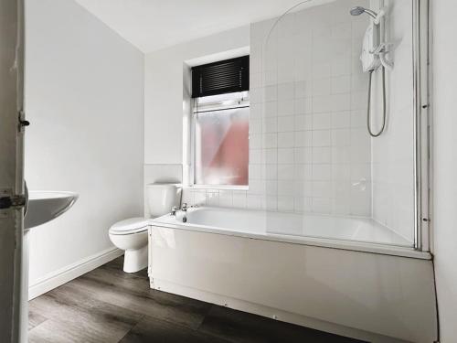 克鲁Salisbury Place by SG Property Group的白色的浴室设有浴缸和卫生间。