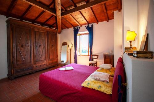 博尔戈圣洛伦索Villa Colle di Giotto Mugello, Tuscany的一间卧室配有一张带红色毯子的大床