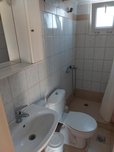 Áyios AléxandrosSeaview Saravari Studios的浴室配有白色卫生间和盥洗盆。