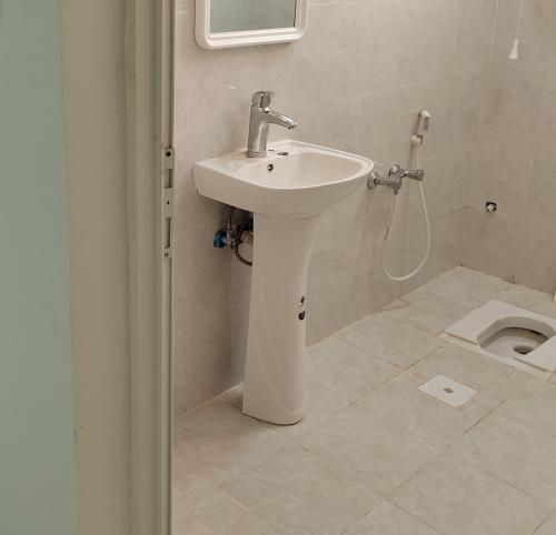 达瓦迪米دلتا2للوحدات المخدومة بالدوادمي的一间带水槽和卫生间的浴室