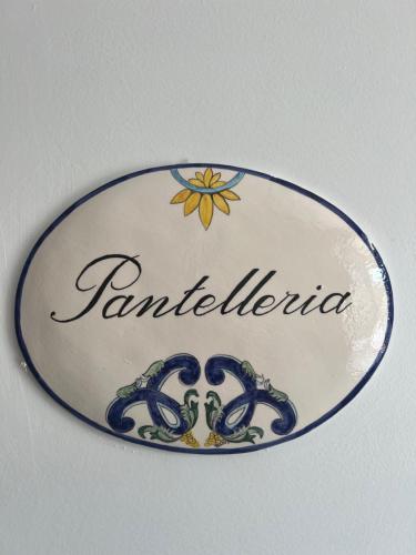 普拉亚·阿马勒TEA Luxury - Praia a Mare的上面标有餐厅名称的盘子