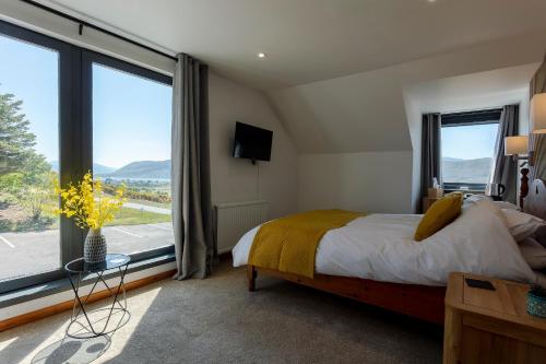 阿勒浦Lochbroom Lodge的一间卧室设有一张床和一个大窗户