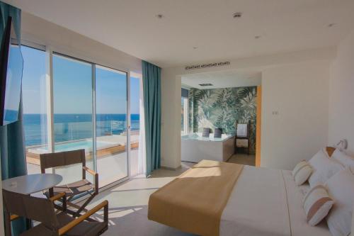 托雷圣乔万尼乌Parco dei Principi - Resort & Spa的一间卧室配有一张床,享有海景