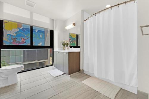 迈阿密Devereaux Miami Luxury One-Bedroom and Studios的一间带卫生间和淋浴帘的浴室