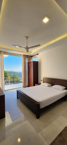 康提The Cloud Hanthana, Kandy的一间卧室设有一张大床和一个大窗户