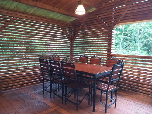 BorzontPin chalet的木制用餐室配有桌椅