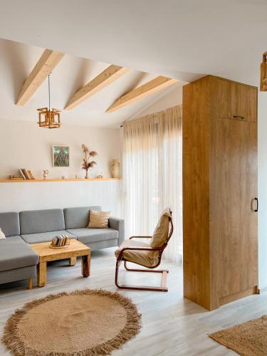 乌尔齐尼Mawa Cottage的客厅配有沙发和桌子