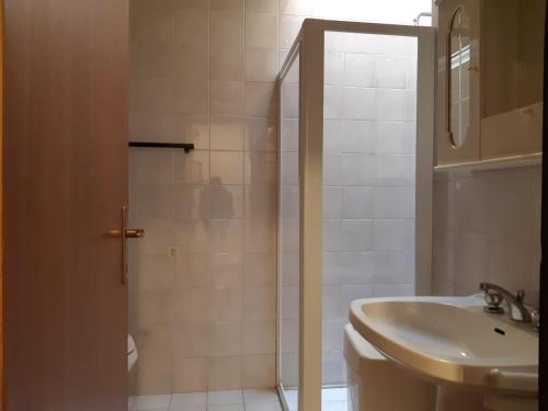 阿普里利亚马利蒂马Villetta Corte Grande的带淋浴、卫生间和盥洗盆的浴室