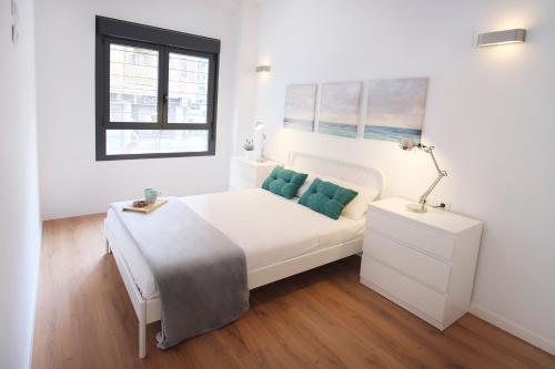 瓦伦西亚Ibanova Homes Casco Antiguo 1的白色的卧室设有白色的床和窗户。