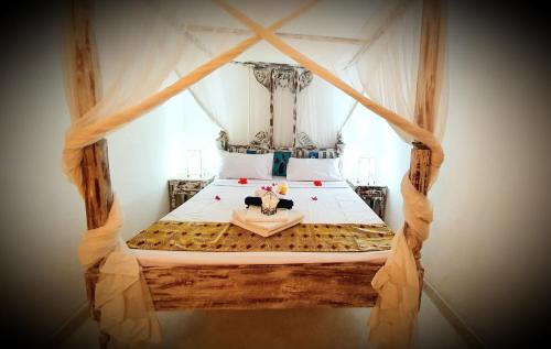 瓦塔穆Lalasalama B&B的一间卧室配有一张带天蓬的床