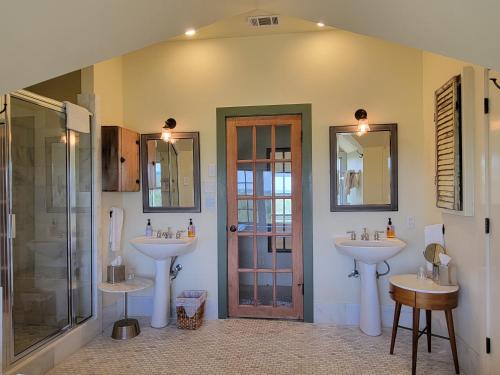 凯尔Sage Hill Inn & Spa的一间带两个盥洗盆和淋浴的浴室