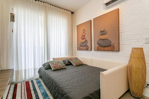 弗洛里亚诺波利斯Apto no cond Thai Beach Home Spa frente mar TBS106的一间卧室配有一张带两个枕头的床