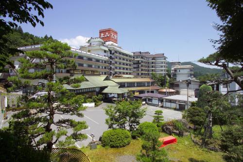 上山市光洋酒店的一座大建筑,前面有一个庭院