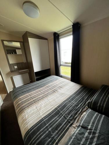 塞顿港Aberlady75的一间卧室设有一张大床和一个窗户。