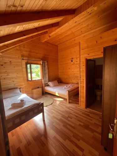 瓦勒博内Valbona Relax的小木屋内一间卧室,配有两张床