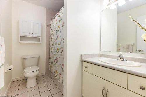 伦敦Aiden Mansion的白色的浴室设有卫生间和水槽。