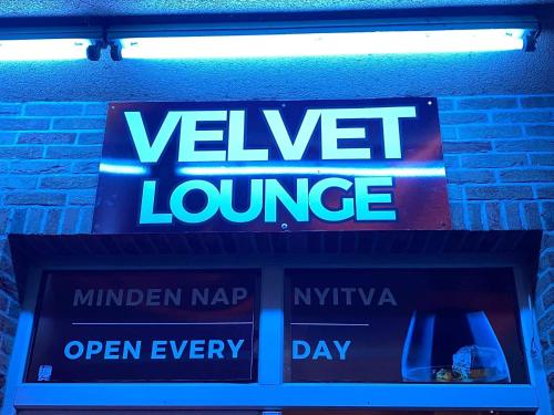 Velvet Motel的证书、奖牌、标识或其他文件