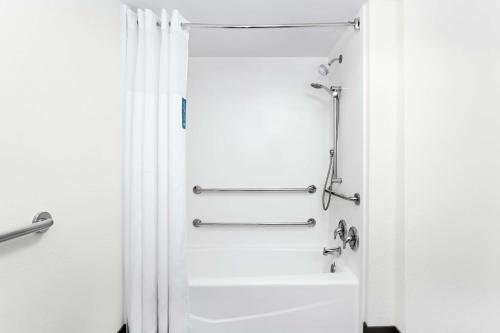 费南迪纳比奇艾米丽亚岛希尔顿恒庭酒店的带淋浴的浴室配有白色的浴帘