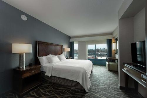 萨拉托加泉萨拉托加温泉希尔顿合博套房酒店的酒店客房,配有床和电视