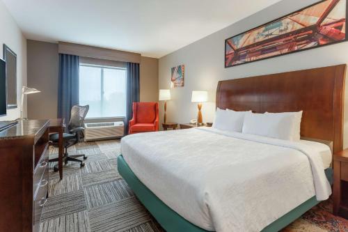 奥尔巴尼奥尔巴尼SUNY区希尔顿花园酒店的酒店客房,配有一张床、一张桌子和椅子
